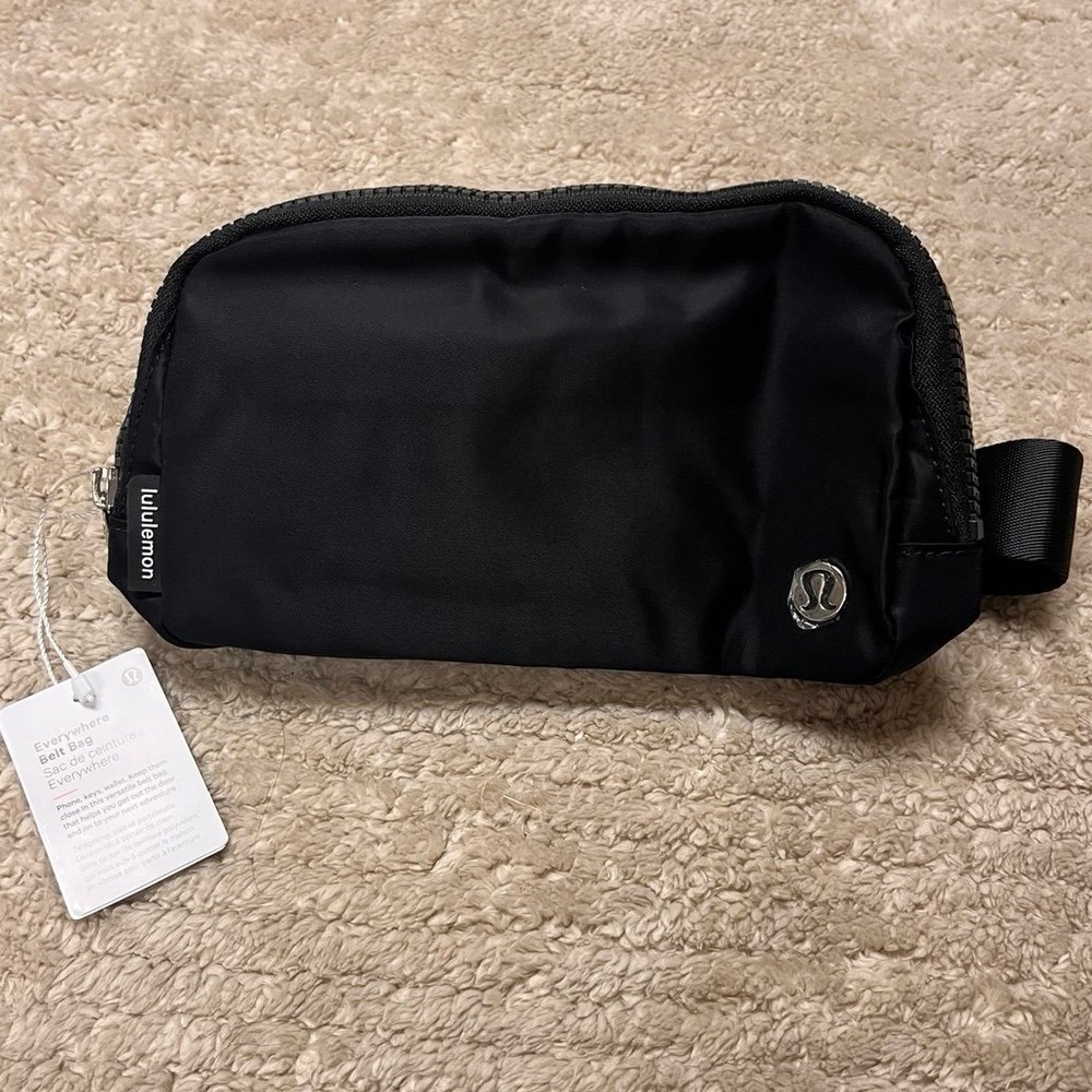 Lululemon everywhere Belt Bag in the color black